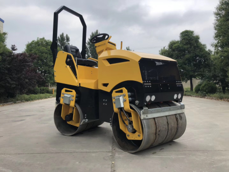 座驾式双钢轮振动压路机LTC2020